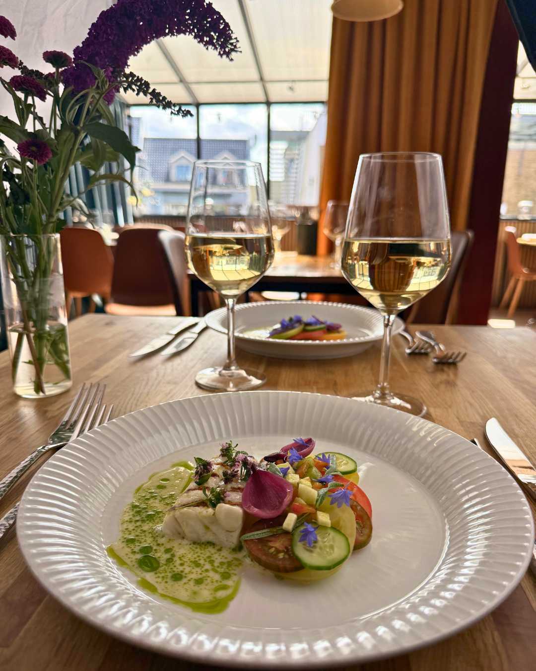 Dækket bord med hvidvin i Restaurant Sæson i Frederikshavn